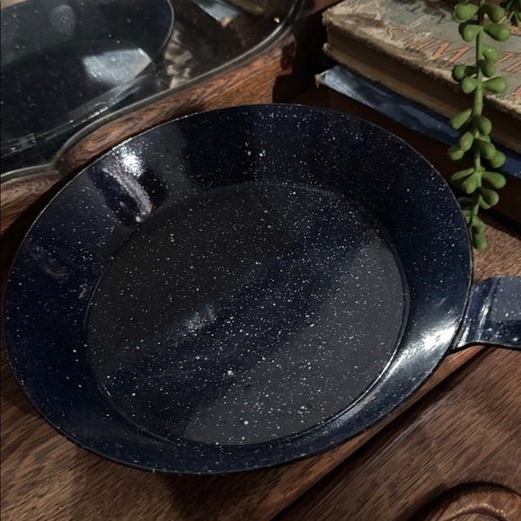 VTG Enamelware/graniteware 6” skillet pan with lid - Picture 3 of 6